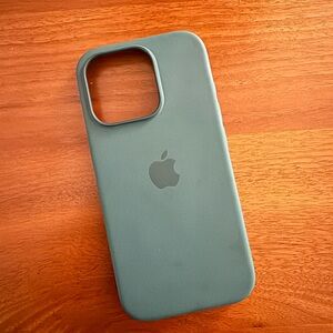 Iphone 16 Pro Silicon Case with MagSafe in Lake Green
